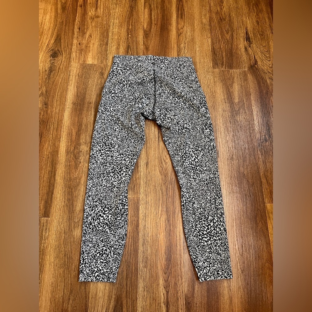Lululemon InStill High-Rise Tight 25" W5EQUS Size 8 - Picture 2 of 5
